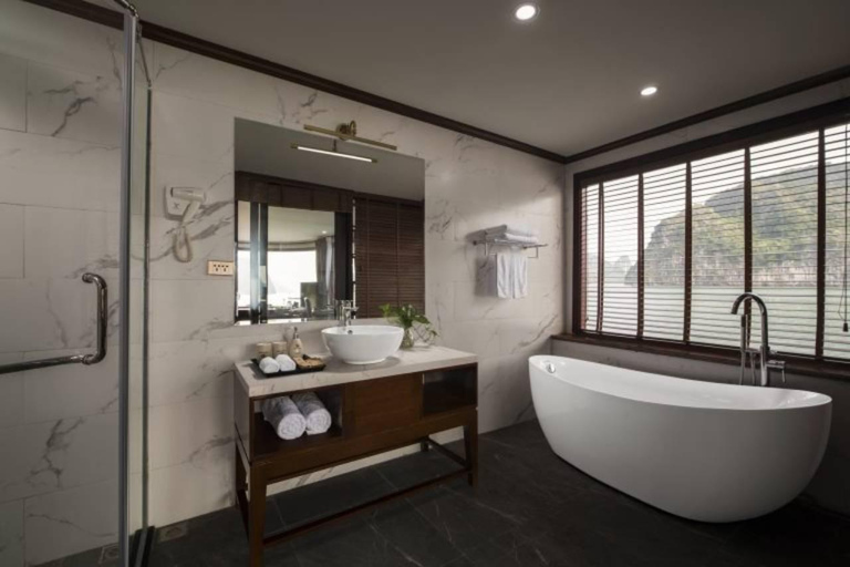 Luxury Halong 2-Day 5 Star Cruise: Balcony, Bathtub Room Junior Suite with private balcony - 1st floor