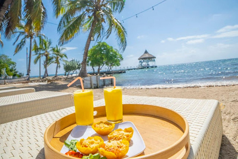 Cartagena: Full day to the island with lunch, pool and snack