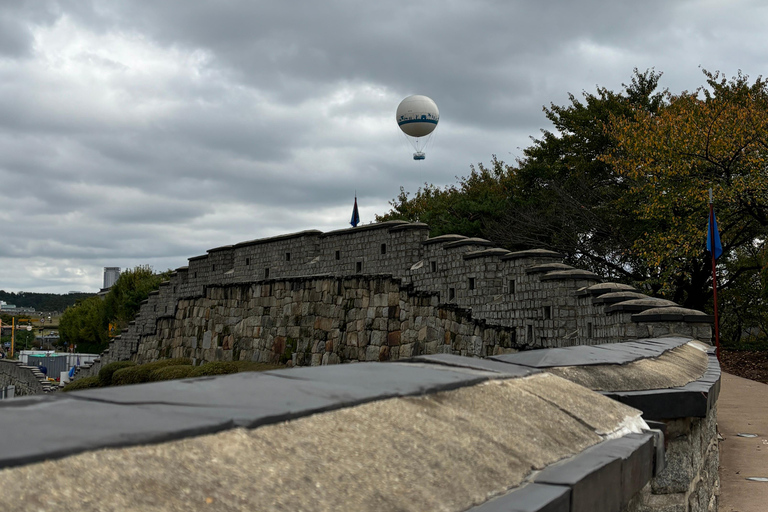 Seul: passeio histórico e gastronómico por Suwon com chá e sobremesa reais