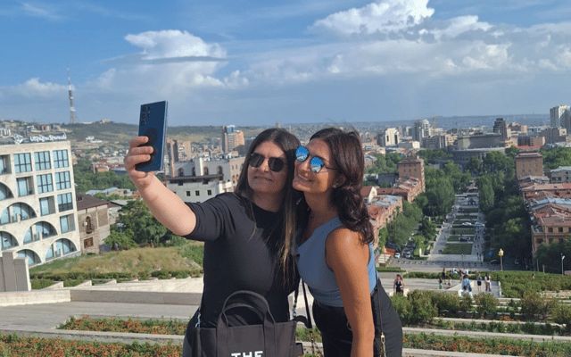 Walking Yerevan City Tour with 5 Wine & Gata