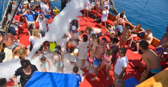 Alanya: Sightseeing Pirate Boat with lunch, soft drinks