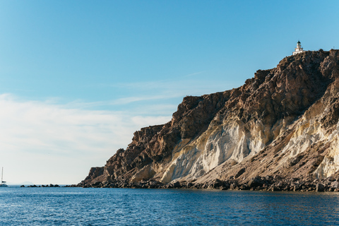 Santorini: Katamarankryssning med måltider och dryckerPremium-solnedgångsutflykt med BBQ och drycker