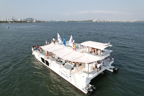 Cartagena: Excursão de luxo à baía ao pôr do sol em Catamarán com Open Bar