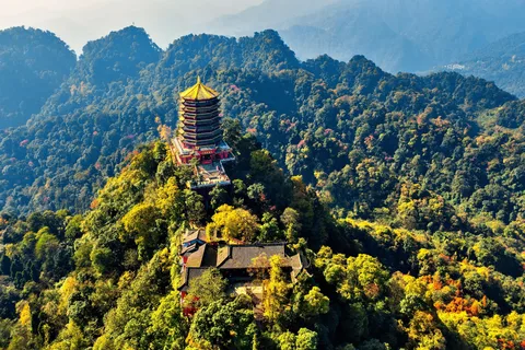 Excursión al Monte Qingcheng: Explora el Sereno y Sagrado Lugar Taoísta