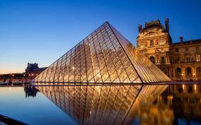 Paris: Louvre Reserved Access and Boat Cruise