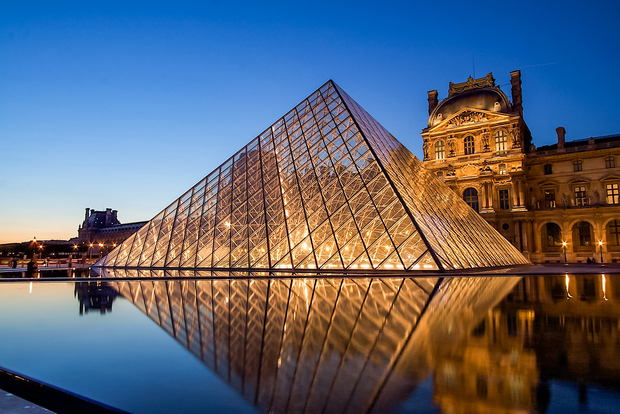 Parigi: tour guidato del Louvre con accesso riservato e crociera in barca