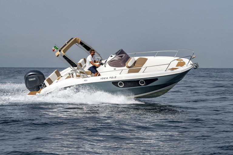 Passeio de barco privado pela Costa Amalfitana e Capri a partir de Amalfi