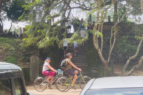 Sigiriya: Polonnaruwa City Bicycle Tour and Jeep Safari