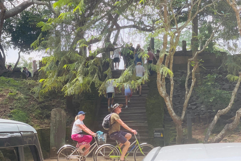 Sigiriya: Polonnaruwa City Bicycle Tour and Jeep Safari