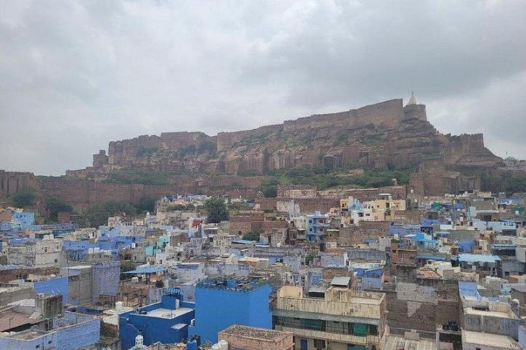 Forte Mehrangarh e Blue City guidati con ritiro e riconsegnaTour del forte Mehrangarh e della città blu con una guida professionale