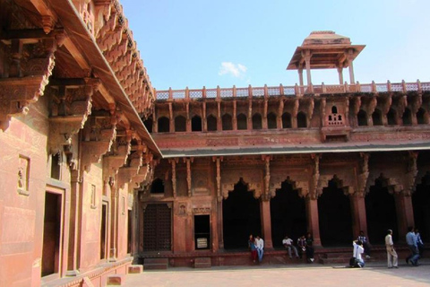 Delhi: Taj Mahal &amp; Agra Fort Tour by Gatimaan Exprass TrainTour with knowledgeable local tourist guide only.