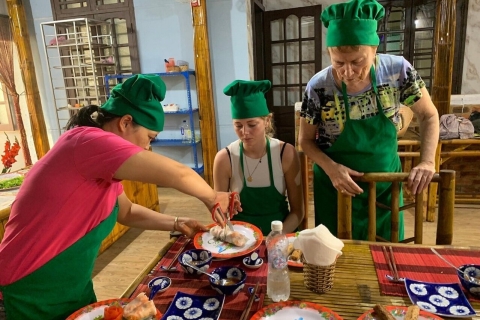 Hoi An : Cours de cuisine en soirée avec des locaux dans le village des herbes