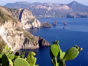 Lipari: Boat Tour of Vulcano Island with Disembarkation Stop