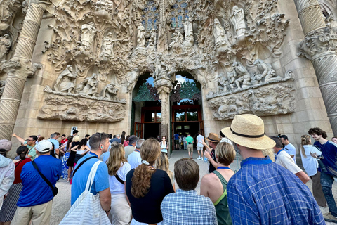 Barcelona: Sagrada Familia po południu w małej grupieBarcelona: Sagrada Familia omiń kolejkę w małej grupie