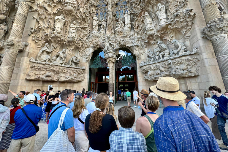 Barcelona: Sagrada Familia po południu w małej grupieBarcelona: Sagrada Familia omiń kolejkę w małej grupie