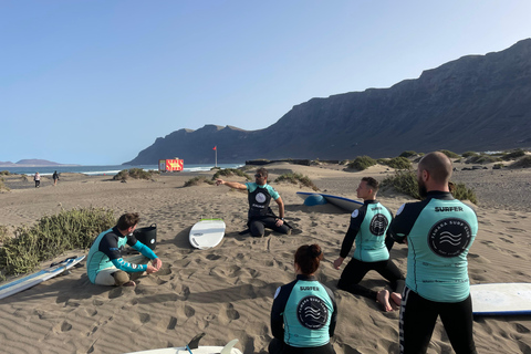 Famara, Lanzarote: surf lessons in small groups for beginners Famara: surf lessons for beginners in small groups