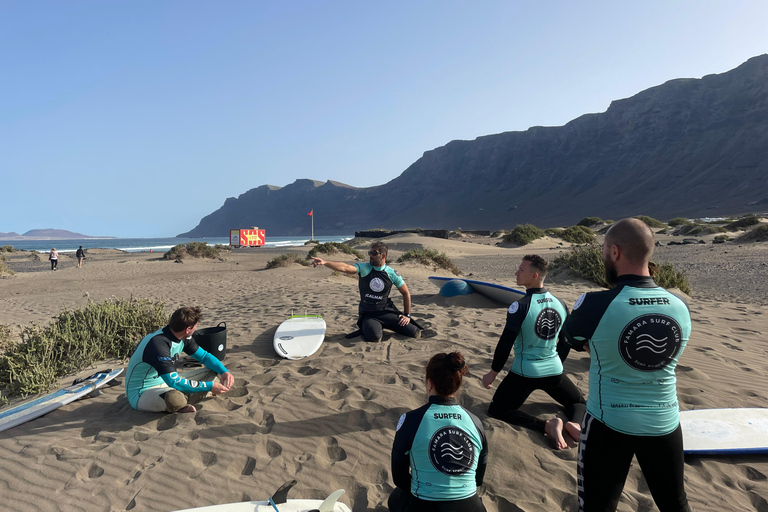 Famara, Lanzarote: surf lessons in small groups for beginners Famara: surf lessons for beginners in small groups