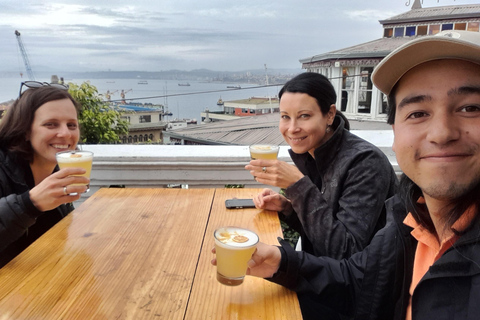 Valparaíso: LGBTour con corsa in funicolareValparaíso: tour LGBT con funicolare