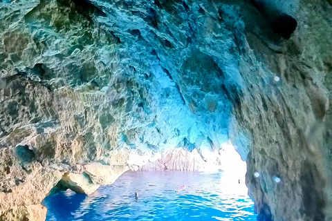 Zakynthos: Shipwreck and Blue Caves Private Boat Tour