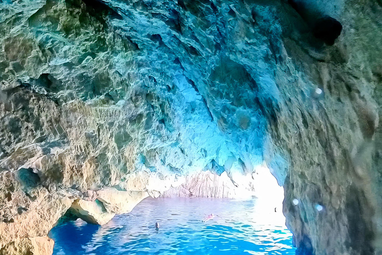 Zakynthos: Shipwreck and Blue Caves Private Boat Tour
