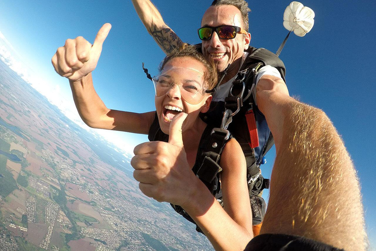 Foz do Iguaçu: Tandem Skydiving Experience with Pickup Foz do Iguaçu: Tandem Skydiving w/ Cameraman