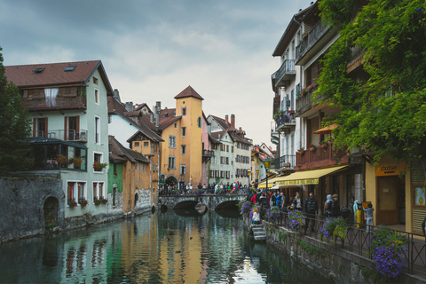 Von Genf aus: Tagestour zum Palais de I&#039;Île, Annecy-See, etc.Route festlegen Reise