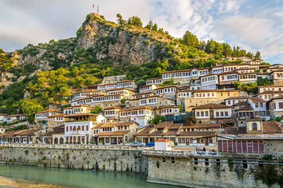Von Tirana/Durres/Golem: Berat & Belshi See, Tagestour. Foto: GetYourGuide