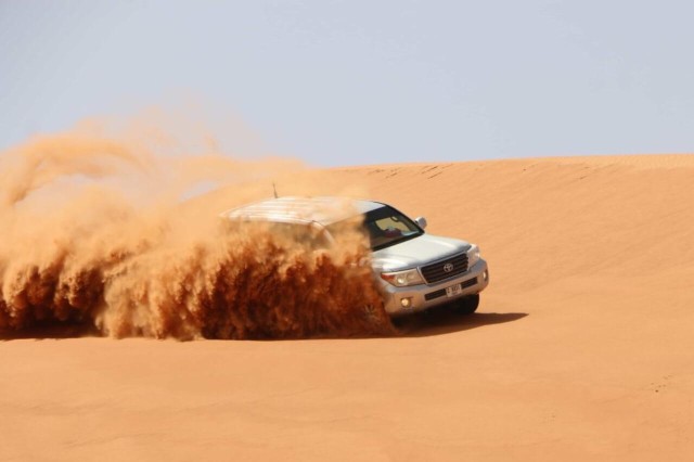 Vanuit Dubai: Tocht door de woestijn, kameeltocht, sandboard en BBQ-diner
