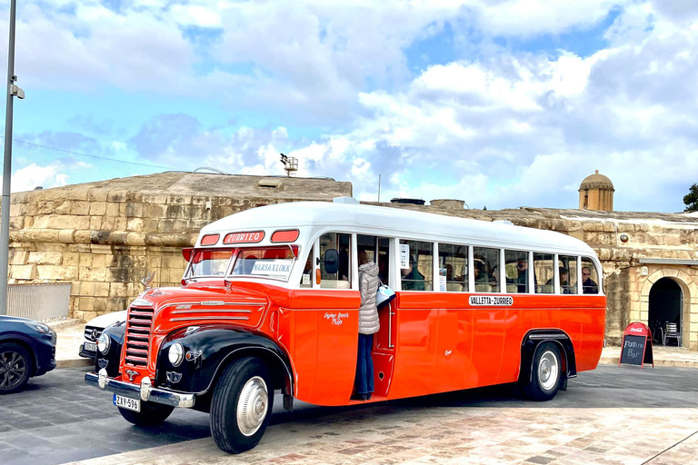 Valletta: ônibus vintage de domingo para Marsaxlokk