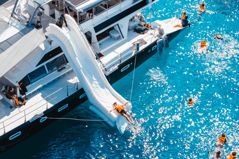 Phuket: Passeio de catamarã e almoço nas ilhas Coral, Racha e Maiton