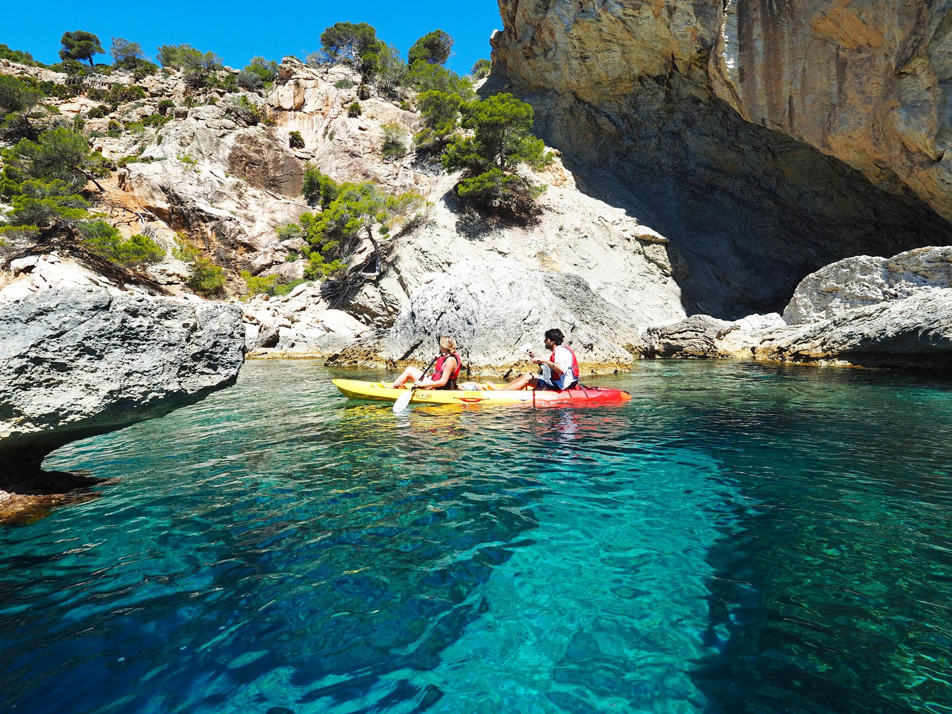 Sant Elm: geführte Kajaktour nach Cala en Tío mit Höhlen