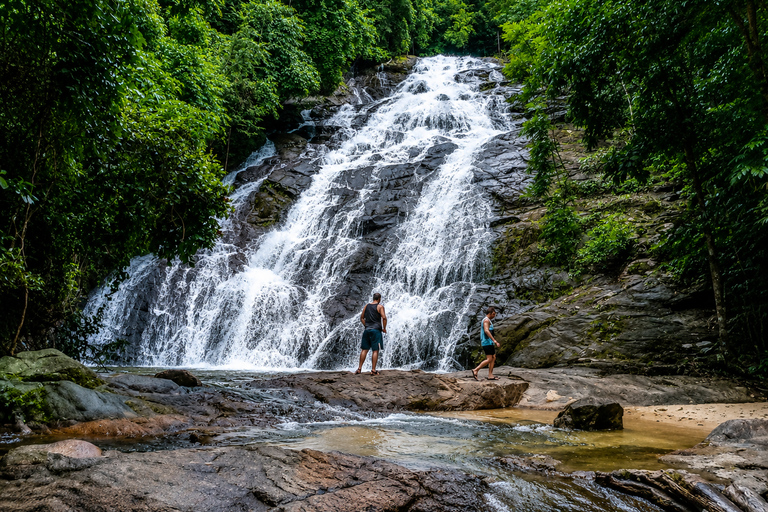 Chiang Mai: Bamboo Rafting, Waterfall & Temple Tour