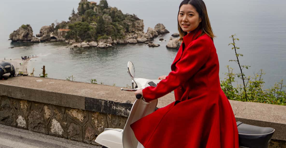 Afbeelding 14 van Taormina: White Lotus fotoshoot op vintage Vespa