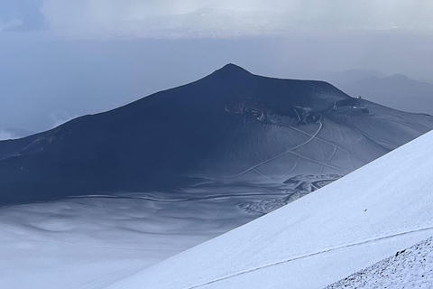 Etna in winter: hike to 3000 meters with cable car and guide