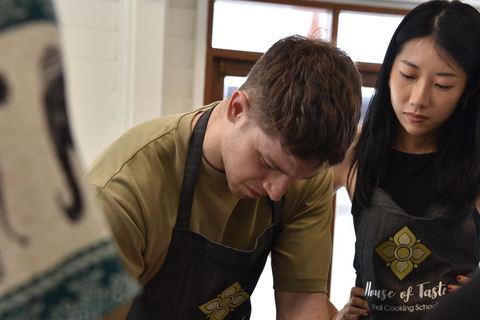 Bangkok: Praktyczne warsztaty gotowania tajskiego i wycieczka po targu w SathonBangkok: Praktyczne warsztaty gotowania tajskiej kuchni i wycieczka po targu w dzielnicy Sathon