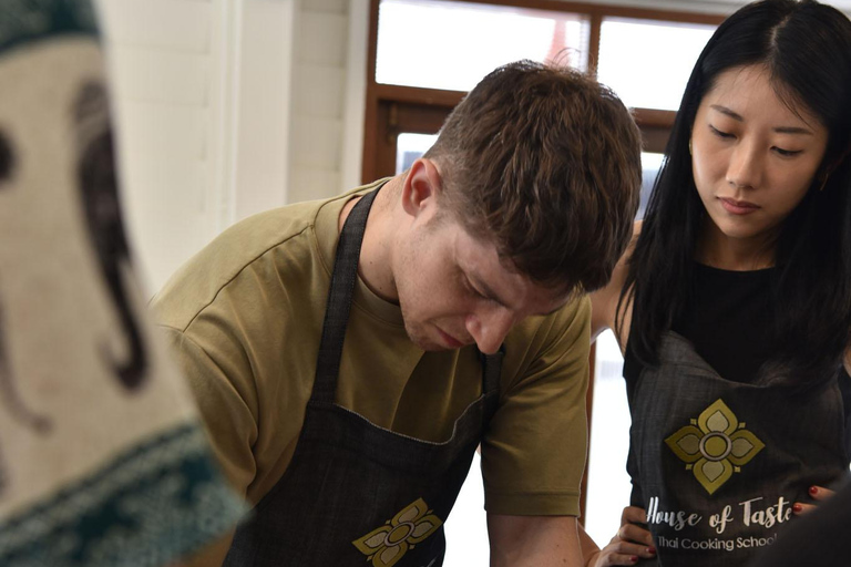 Bangkok: Praktyczne warsztaty gotowania tajskiego i wycieczka po targu w SathonBangkok: Praktyczne warsztaty gotowania tajskiej kuchni i wycieczka po targu w dzielnicy Sathon