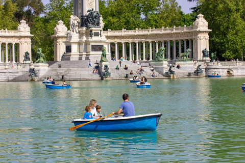 Madrid: Skip-the-Line Rowing Boat Ticket at El Retiro Park