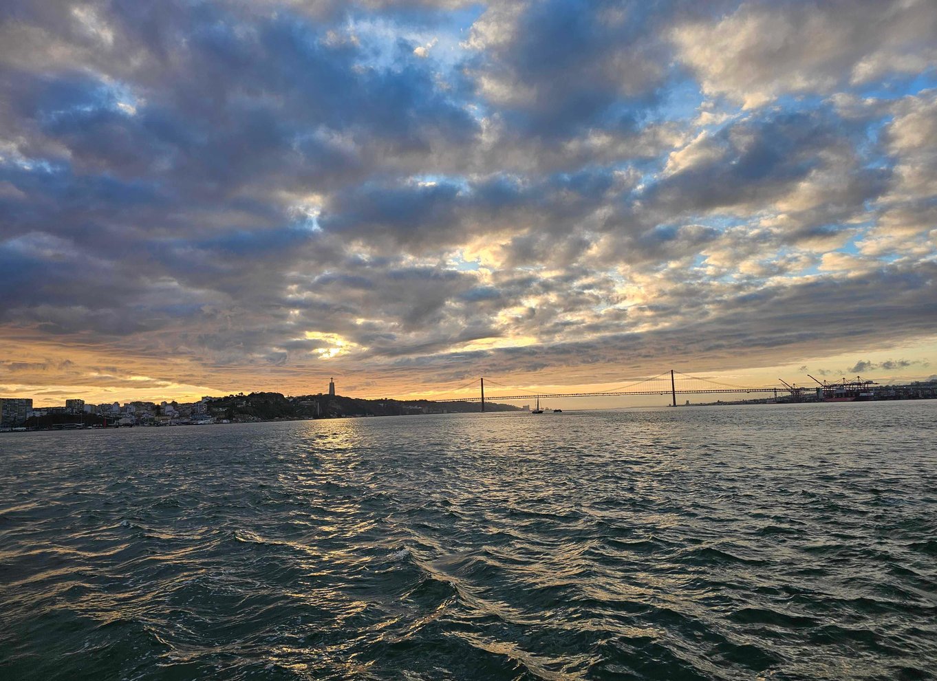 Lissabon: Sejltur med byens skyline med drinks og snacks