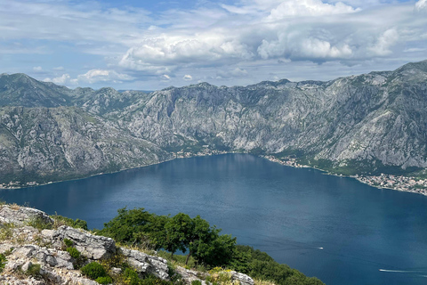 Vanuit Tivat: Vrmac Hill Scenic Hike boven de Boka-baaiVanuit Tivat: mooie wandeling op de Vrmac-heuvel boven de baai van Boka