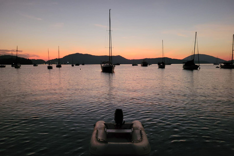 Rejs żaglówką w UbatubaWycieczka żaglówką w Ubatuba