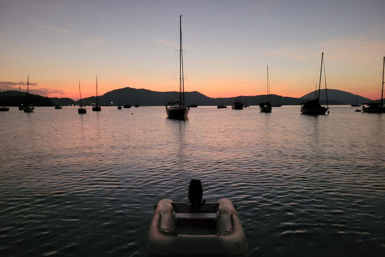 Rejs żaglówką w UbatubaWycieczka żaglówką w Ubatuba