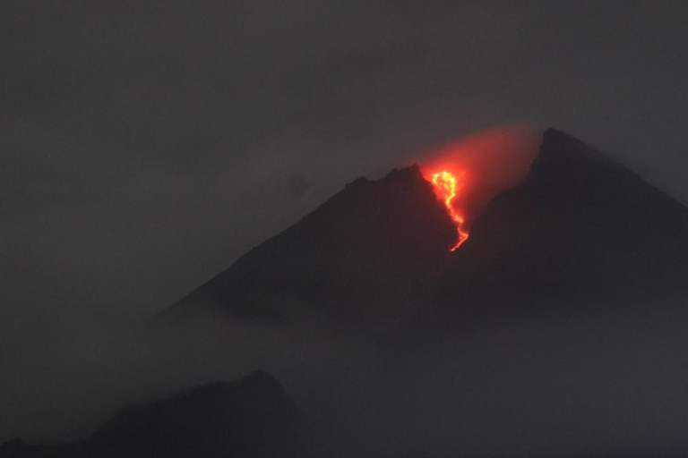 Yogyakarta: Evening at Merapi Volcano, admiring falling lava