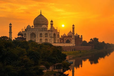 Taj Mahal Sunrise Tour with Breakfast And Local Guide