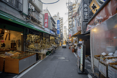 Tsukiji Market Foodie Tour: Enjoy Seafood, Sushi, and Sake