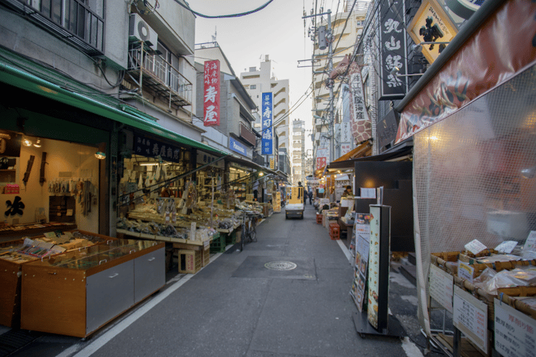 Tsukiji Market Foodie Tour: Enjoy Seafood, Sushi, and SakeTsukiji Market Foodie Tour: Njut av fisk och skaldjur, sushi och sake