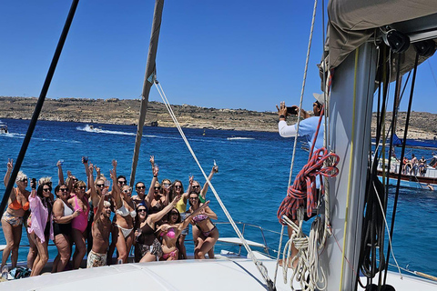 St. Paul&#039;s Bay: Half-Day Luxury Catamaran Tour with Drinks