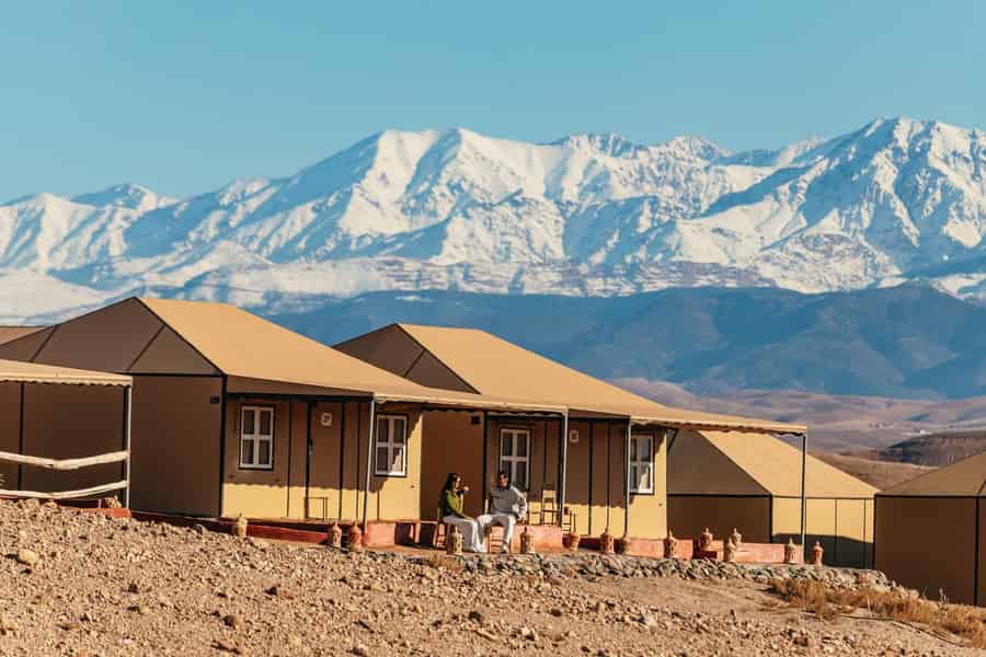 Marrakesch: Agafay-Wüste, Zelt, Abendessen, Show & Pool. Foto: GetYourGuide Marrakesch: Agafay-Wüste, Zelt, Abendessen, Show & Pool. Foto: GetYourGuide