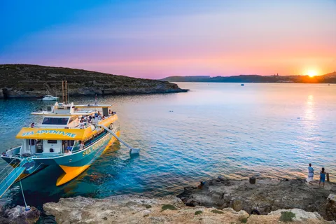 Au départ de Bugibba : baignade dans le lagon bleu l'après-midi et croisière au coucher du soleil