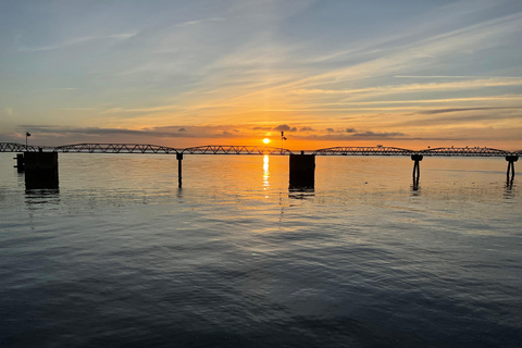 Parque das Nações: اليوغا والتأمل عند شروق الشمس على متن مركب شراعي!