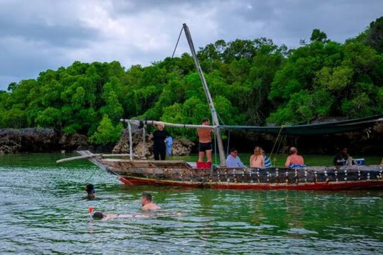 From Nungwi/Kendwa: Safari Blue Trip with Lunch & Sandbank